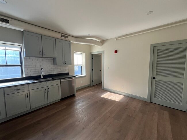 Photo - 160 Seabury St Unit 11