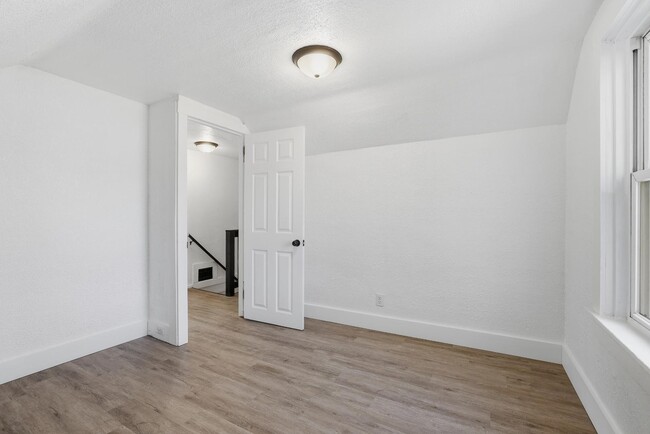 Photo - 821 10th Ave N