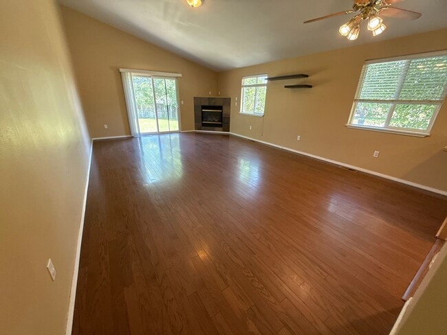 Photo - NE 3 Bdrm, 2 Bath, Gas Heat/Fireplace, Newer Carpet & Paint, Corner lot, Fenced Yard, DBL Garage