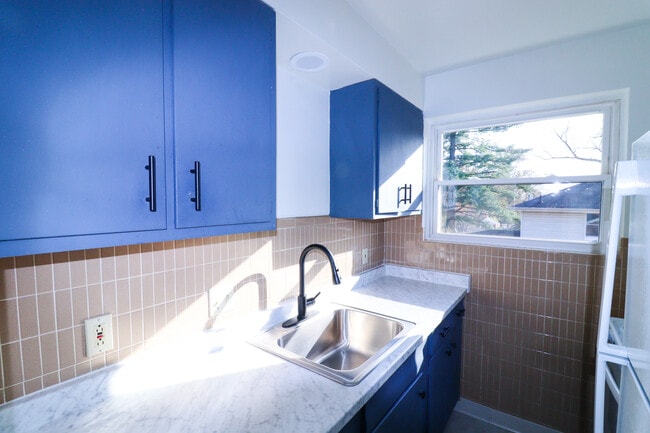 Building Photo - 1954 Rockland Ave Unit 4