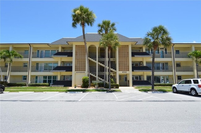 Building Photo - 4700 Cove Cir Unit 107
