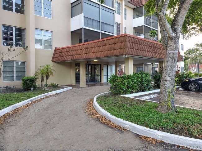 Building Photo - 4156 Inverrary Dr Unit 305