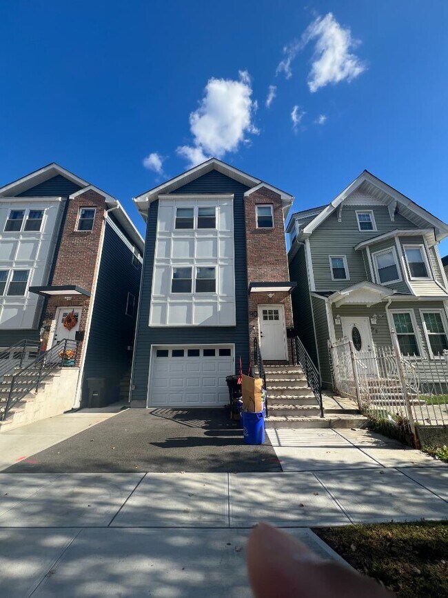 Photo - 90 Hollywood Ave