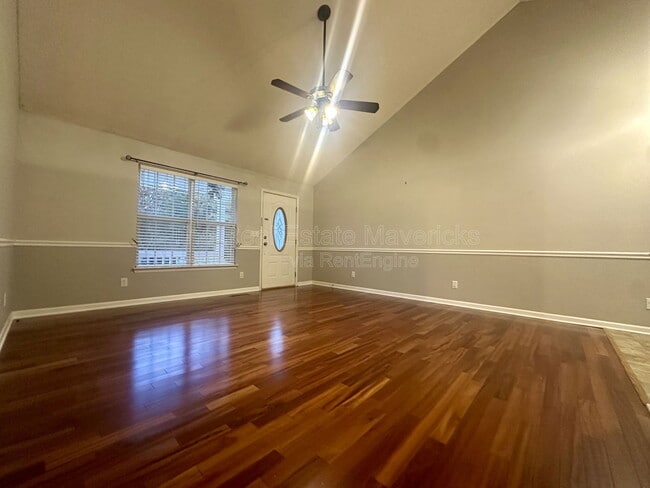 Photo - 695 Prater Rd