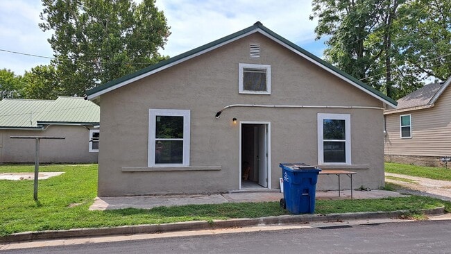Building Photo - 1304 Iowa Ave Rental