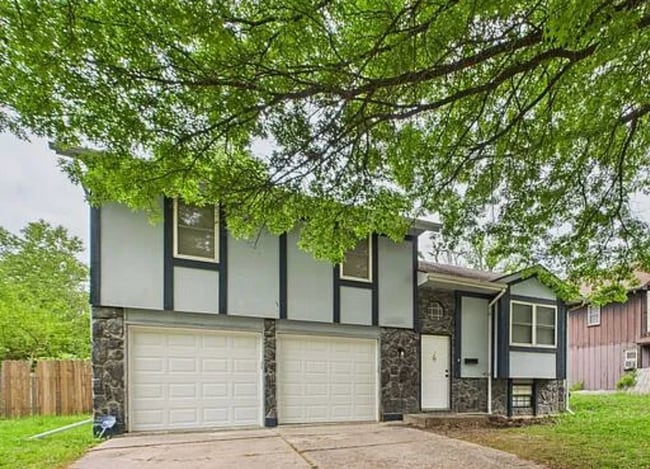 Building Photo - Stylishly Updated 4BR/3BA with Expansive Back Deck