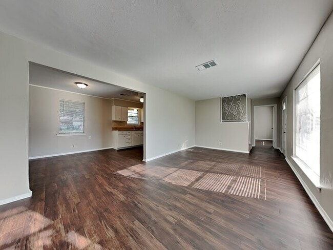 Photo - 2423 Mark Dr