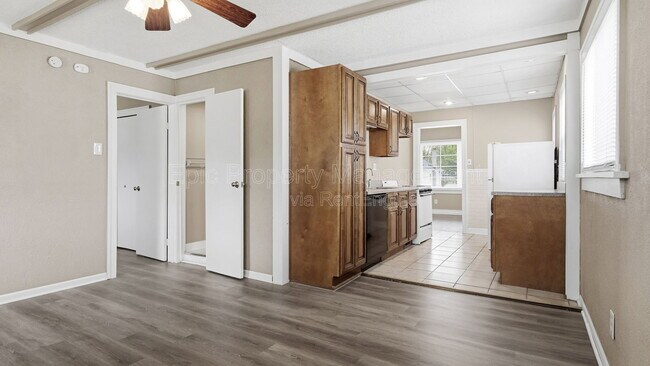 Photo - 1511 E Harry Ave