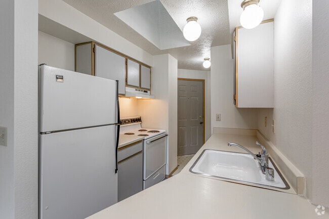 2BR, 1BA - 902 SF
