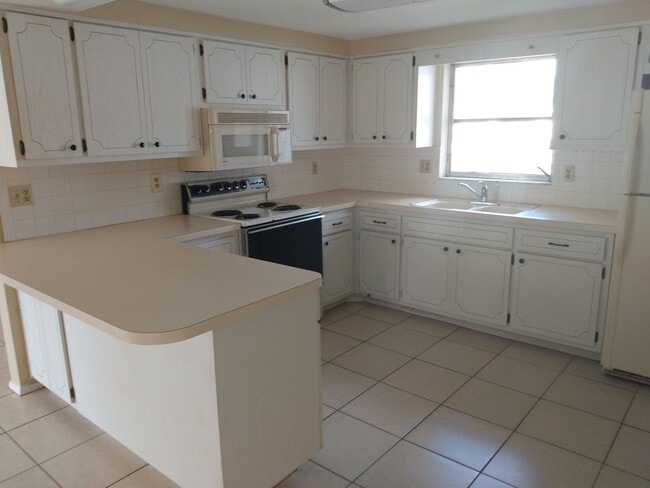 Photo - JUST REDUCED!! 2 Bed/2 Bath 1200 Sq. Ft. home with BONUS ROOM, indoor laundry & a fenced yard!!
