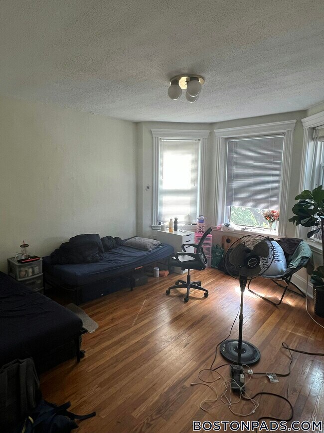 Photo - 364 Riverway Unidad 17