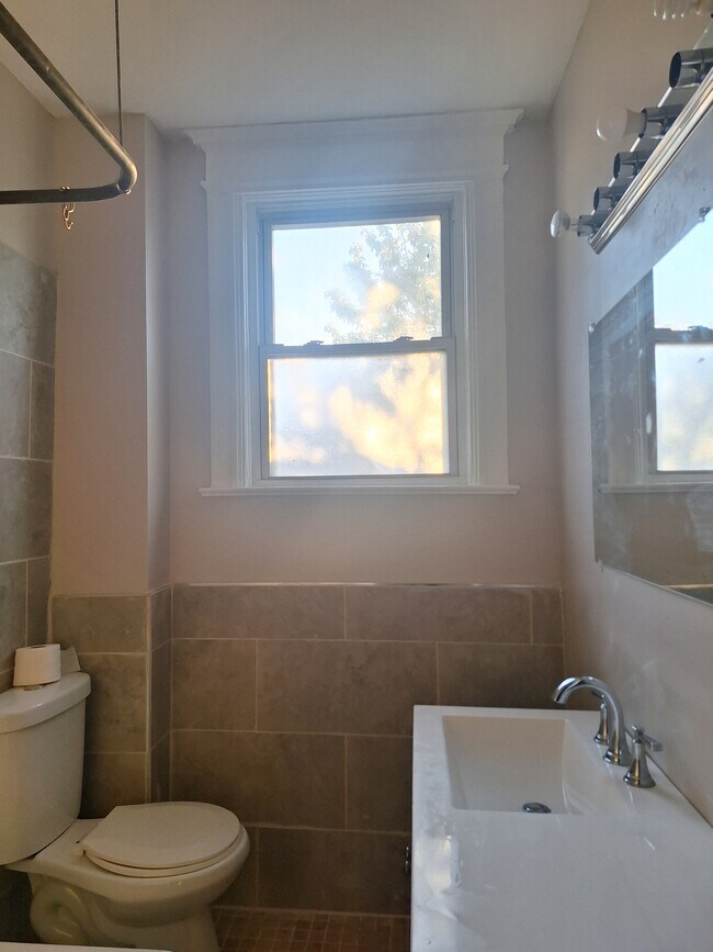 Photo - 784 Jewett Ave