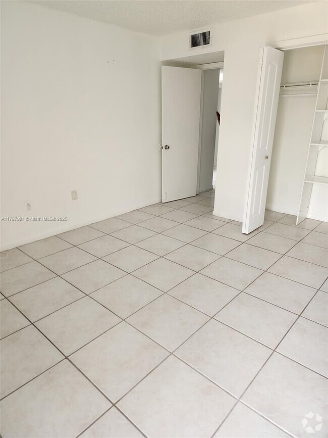 Building Photo - 650 NE 149th St Unit 408A Rental