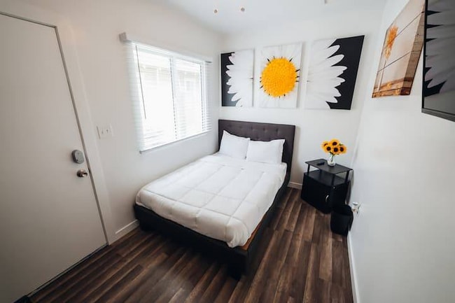 Photo - 2115 N Raymond Ave Unidad 2123 B