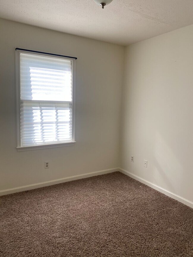 Photo - 3 Bed 2.5 Bath townhouse 5 minutes from Old Forest Rd.