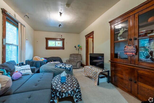 Photo - 807 S Main St