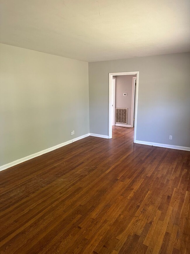 Photo - 2113 Norris Rd NW