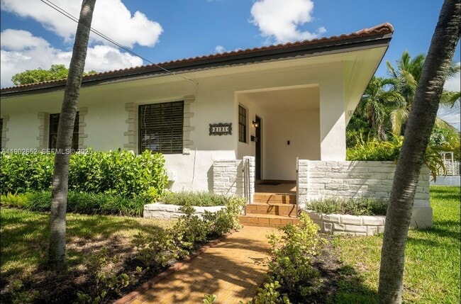 Building Photo - 2121 SW 13th Ave