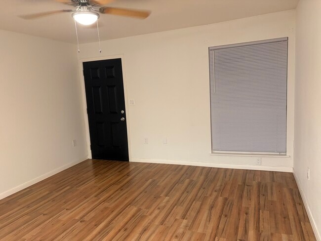 Spacious den - 3022 Forest Ln Unit 222
