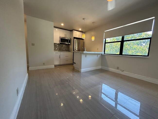 Photo - 112 NE 5th St Unidad 6 Rental