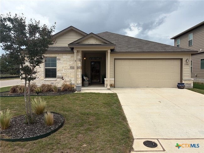 Photo - 1100 RIVER WOOD