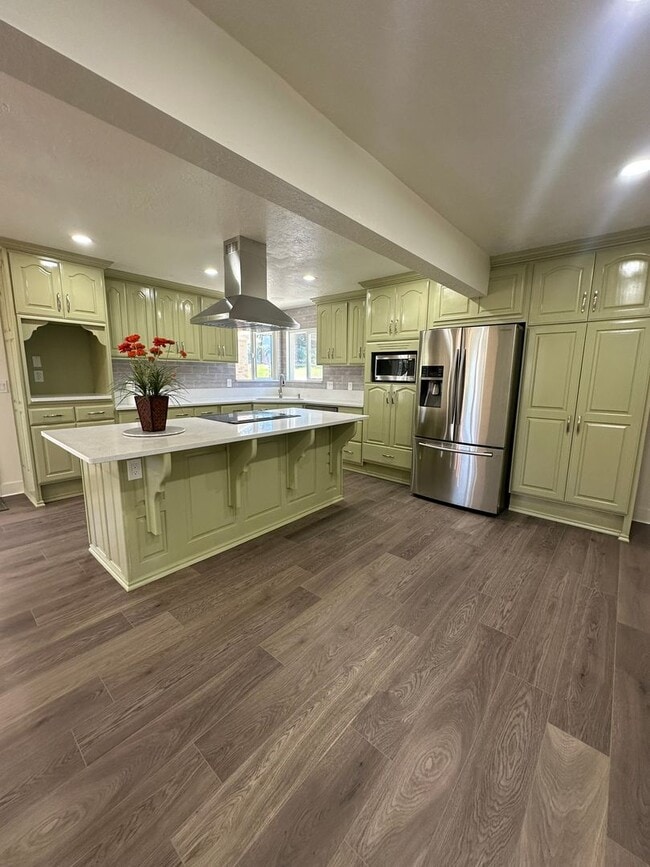 Building Photo - 1ST MONTH RENT FREE!  Modern 4 Bed Home wi...