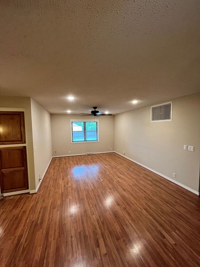 3 bedroom 1. 5 bath home in Rogers / fence... - 3 bedroom 1. 5 bath home in Rogers / fence...