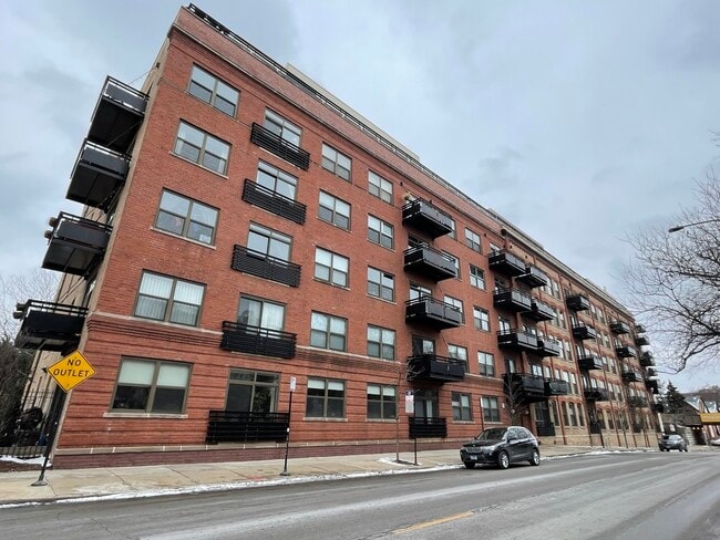 Building Photo - 1735 W Diversey Pkwy Unit 205