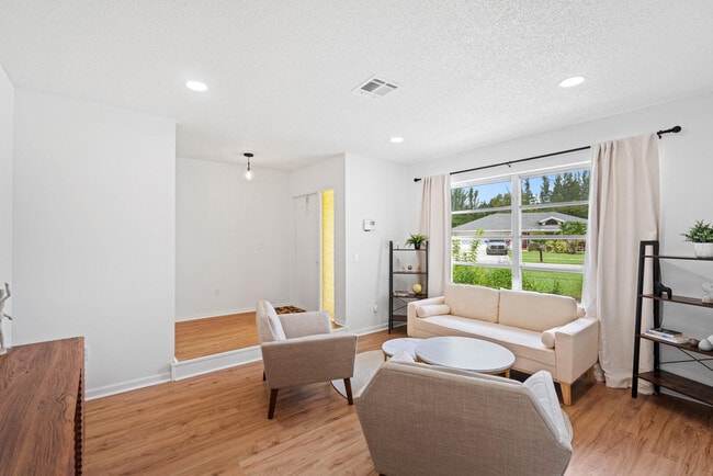 Photo - 1019 Larch Way