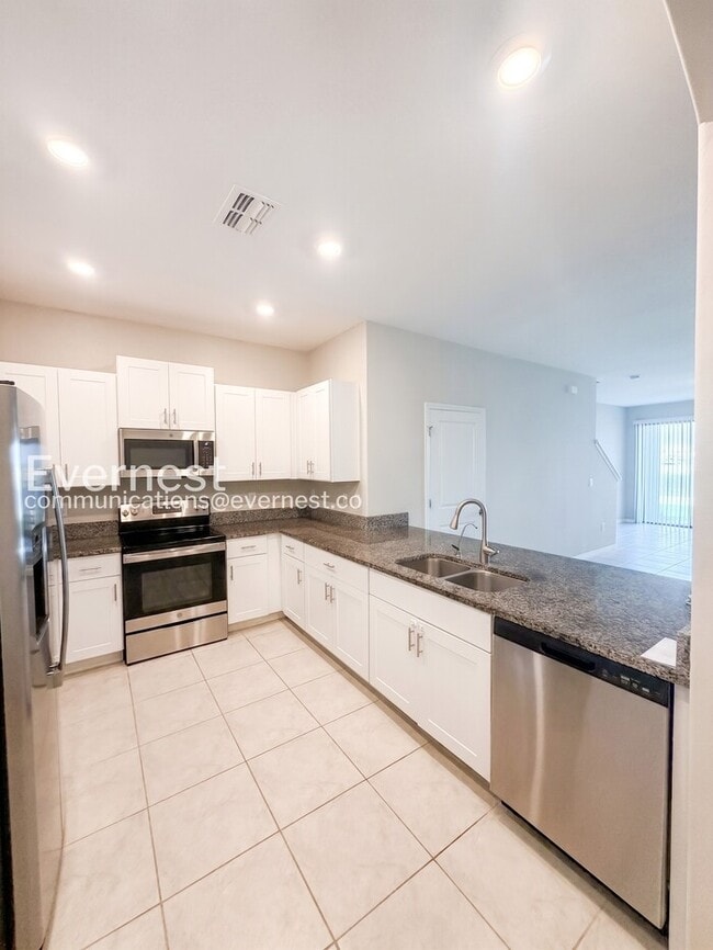 946 Royal Empress Dr