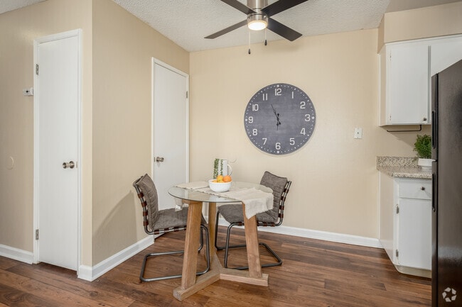 2BR, 1BA - 850SF - Dining Room