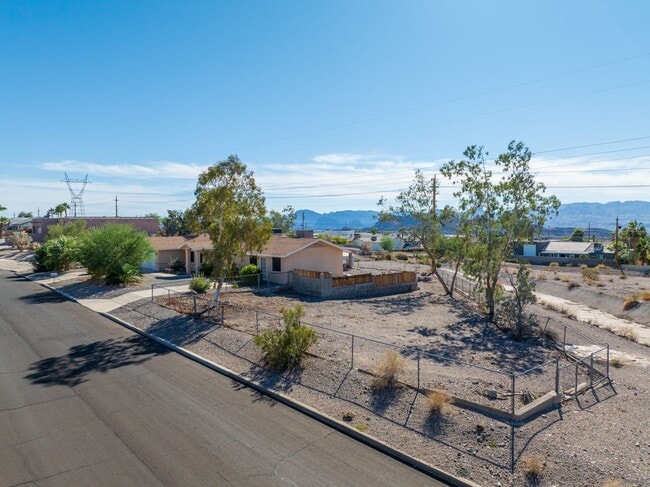 1099 Pueblo Dr