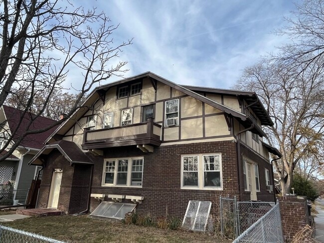 Building Photo - 1340 Plum St Unit 2