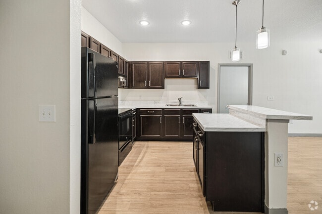 2BR, 2BA - 836SF - Kitchen