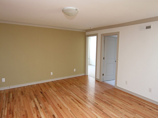 916 W TRINITY