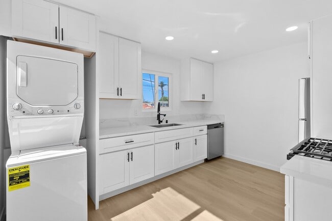 Building Photo - 4082-4084 Chamoune Unit 4084 Chamoune  B