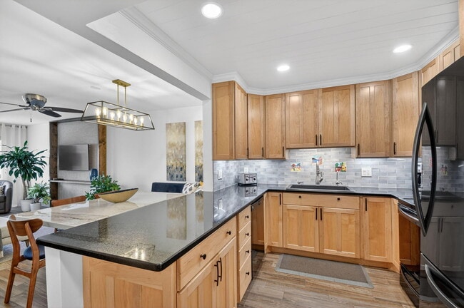 Building Photo - 1502 S Lakeside Dr Unit 214