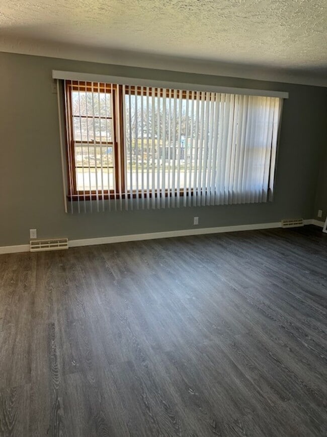 Photo - 537 Mildred Ave