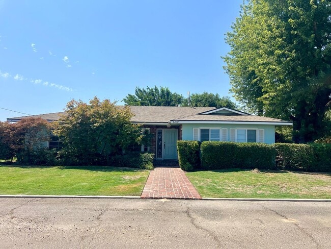 6819 E Dinuba Ave