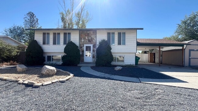 Building Photo - 4 Bedroom/2 Bathroom Home in Sandy