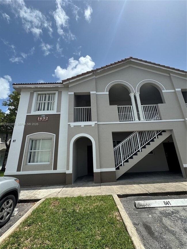 Building Photo - 1652 SE 28th St Unit 105