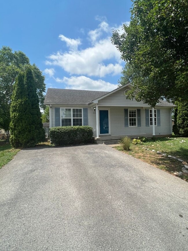 Building Photo - Spacious 3 bedroom, 2 bathroom home near R...