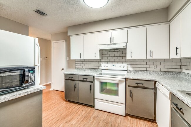 Photo - Newly Renovated 3 Bedroom Duplex!
