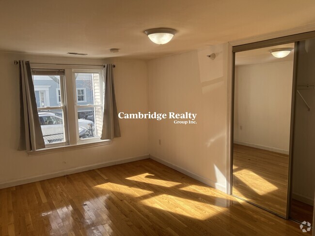 Building Photo - 89 Spring St Unit 3 Rental