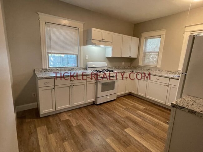 Building Photo - 33 Suter Terrace Unit B