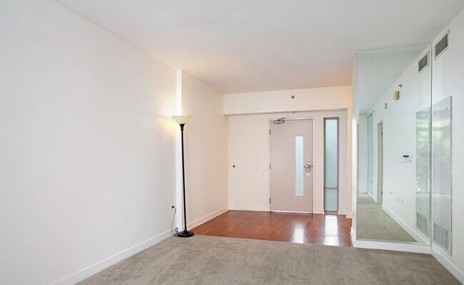 Photo - 425 W Beech St Unidad 327