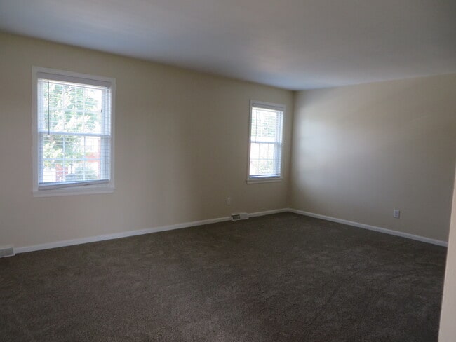 Spacious Living Room - 201 Applewood Dr Unit Apt2