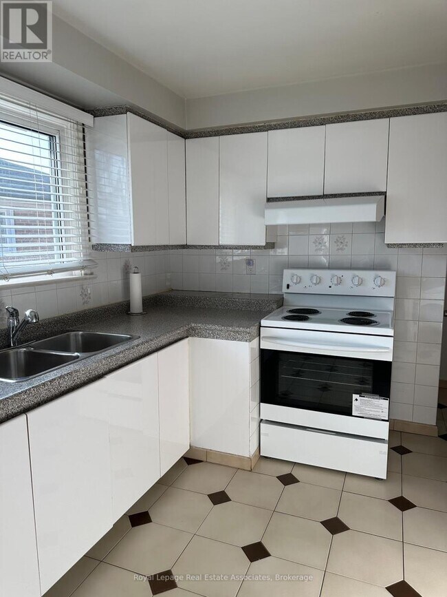 Photo - 1590 Coram Crescent