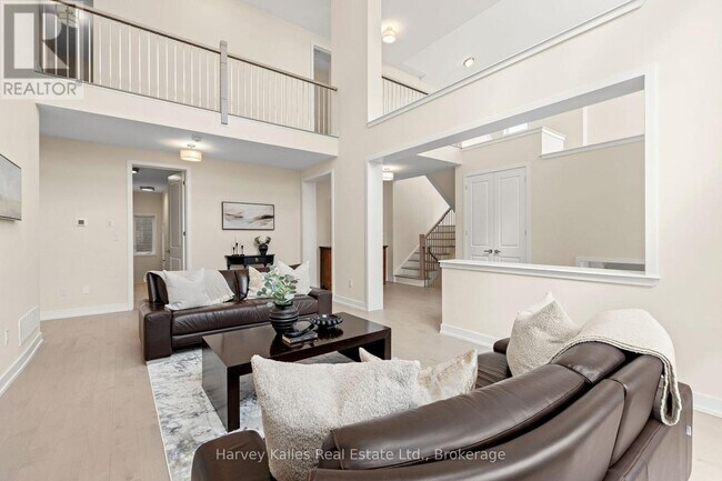 Photo - 157 Springside Cres