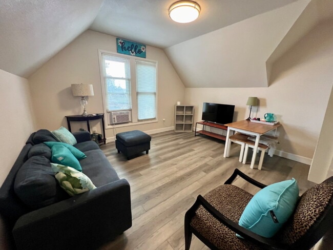 Photo - Short-term furnished apartment! Unidad B